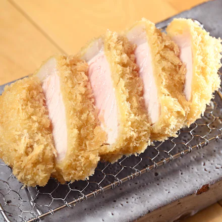 【逗子】ジワジワゆっくりと低温油で揚げる、味も見た目も上品な「白いとんかつ」